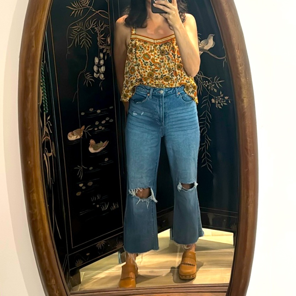 Cropped Distressed Jeans - Picture 8 of 8